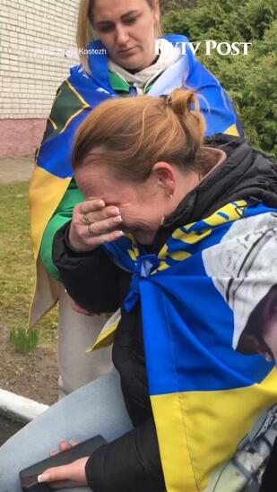 Ukraine. Elle vient d'apprendre la libération de son fils, emprisonné pendant 190 jours en Russie #v @KyivPost