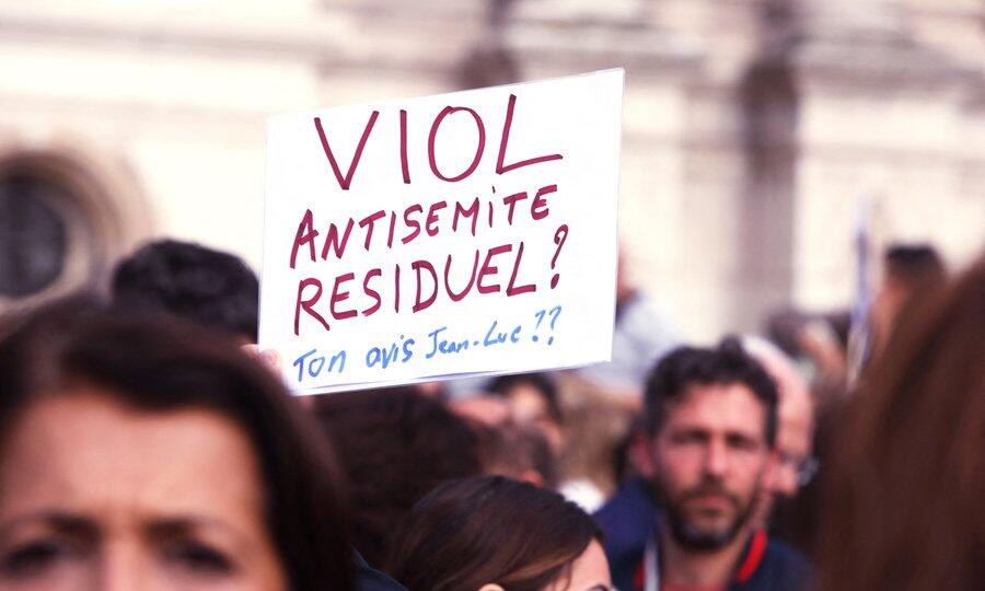 En octobre, l'enseignant-chercheur en histoire Julien Théry expliquait qu'il n'existait pas d' «antisémitisme de gauche». Il est désormais au cœur d'une polémique pour avoir relayé une caricature antisémite @MarianneleMag