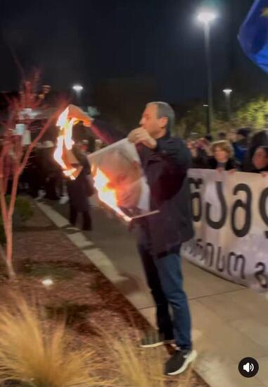 Géorgie. Le journaliste azerbaïdjanais Afgan Sadygov brûle les portraits d'Ivanichvili et de Poutine lors de la marche réclamant une enquête internationale sur l'utilisation d'armes chimiques contre les manifestants pacifiques @Mikiashvili_M