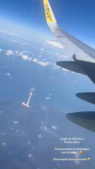 Des passagers d'un vol Atlanta-Porto Rico filment le lancement d’Artemis II depuis leur avion #v @Rightanglenews