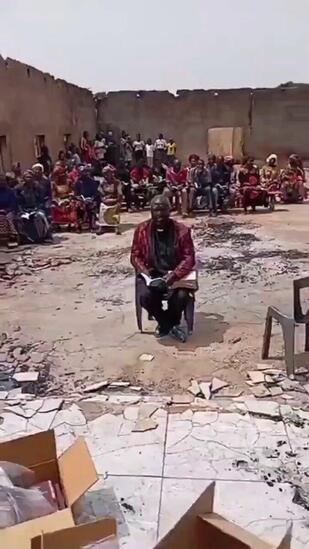 Nigeria. Les fidèles continuent de prier dans leur église ravagée par un incendie. Depuis 2009, au moins 52 250 chrétiens tués et plus de 18000 églises attaquées ou détruites par des terroristes islamistes #v @AfricanHub_