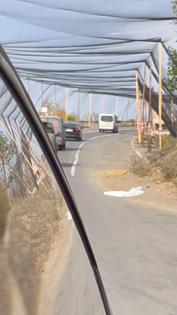 Ukraine. Un tunnel de filets anti-drones sur l'une des routes logistiques @Leshchenkos