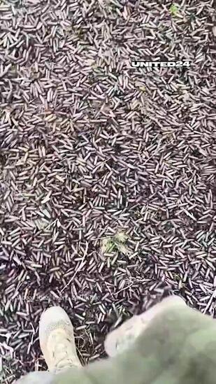 Un soldat ukrainien montre le sol jonché de munitions sur le champ de bataille. C’est une guerre industrielle qui consomme massivement le matériel et les hommes @CartesDuMonde