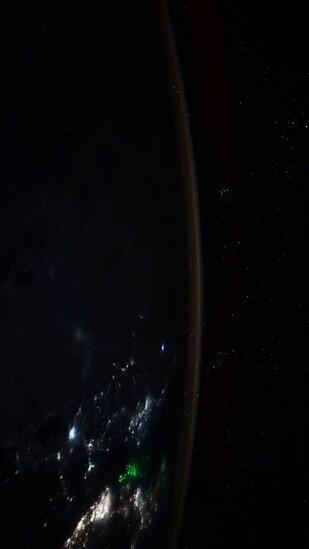 Vue depuis l'espace, l'Asie du Sud-Est apparaît comme l'endroit le plus coloré de la planète: bateaux de pêche, lumières urbaines, orages, plateformes offshore et incendies @astro_Pettit