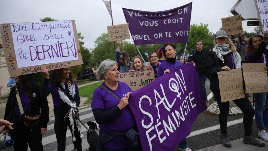 «Bruel, on te voit» : rassemblement contre le chanteur accusé de violences sexuelles, à L'Isle-sur-la-Sorgue @laprovence