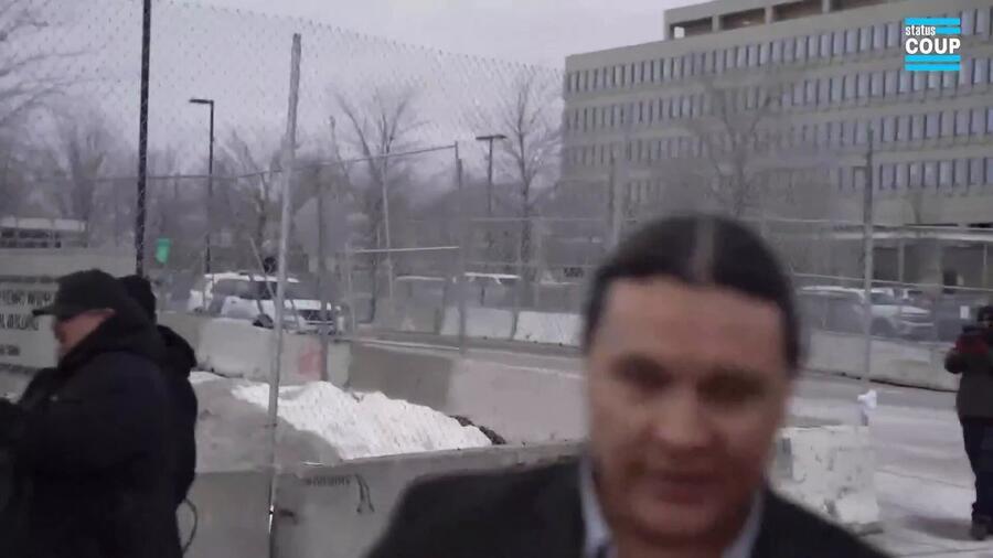 «Personne n’est plus américain que les Amérindiens! Nous sommes l'Amérique». Les agents de l'ICE ont arrêté 4 membres de la tribu Oglala Sioux, l’un d’eux a été libéré, les trois autres sont introuvables @StatusCoup