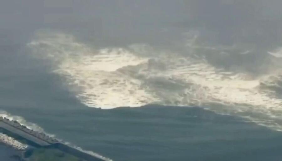 Premières images du tsunami frappant les côtes japonaises suite au séisme de magnitude 7,4 #v @forallcurious