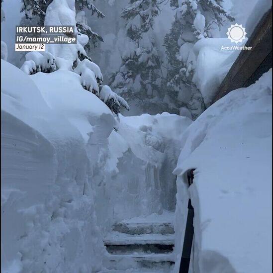 Russie. D'imposants murs de neige bordent les rues d'Irkoutsk #v @accuweather