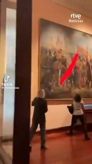 Madrid : 2 activistes aspergent de peinture rouge un tableau de Christophe Colomb le 12 octobre, en protestation contre la fête nationale @RafaelSereti