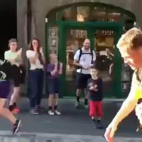 Royaume-Uni. Le major Chris a parcouru 1127 km pieds nus pour financer la recherche sur la maladie rare de sa fille. Voici leurs retrouvailles #v @WolfofX