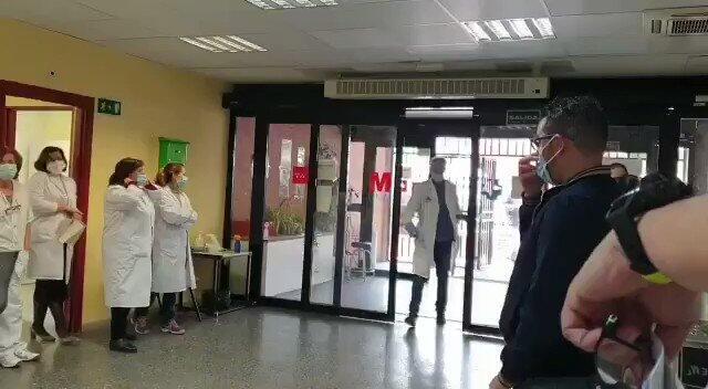 Ce chauffeur de taxi espagnol offre des trajets gratuits aux patients de l'hôpital. Il reçoit une ovation et une enveloppe d’argent #v @TansuYegen