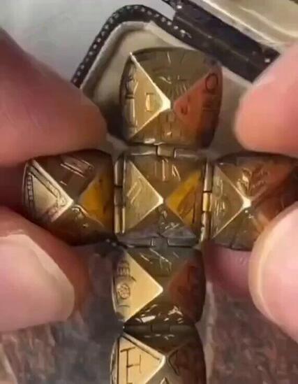 Un pendentif maçonnique de l'époque victorienne astucieusement conçu pour dissimuler son contenu secret. @_fluxfeeds