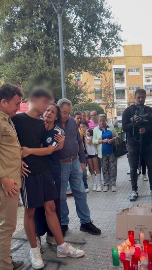 Espagne. Victime de harcèlement, Sandra Peña, 14 ans, s'est suicidée à Séville. Ses proches reçoivent des applaudissements sur l'autel qu'ils ont construit en sa mémoire #v @elespanolcom