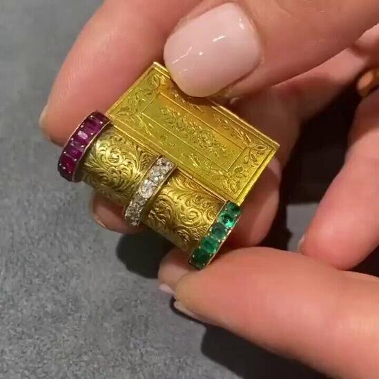 Fabriqué vers 1860, ce «livre» en or serti de pierres précieuses se transforme en bracelet. Une fois dépliés, ses panneaux forment le mot «souvenir» #v @BiancoDavinci