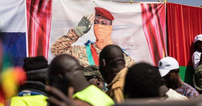 Burkina Faso : nouvelle interpellation d’un directeur de quotidien, au lendemain de l’enlèvement de deux journalistes et de trois magistrats @jeune_afrique