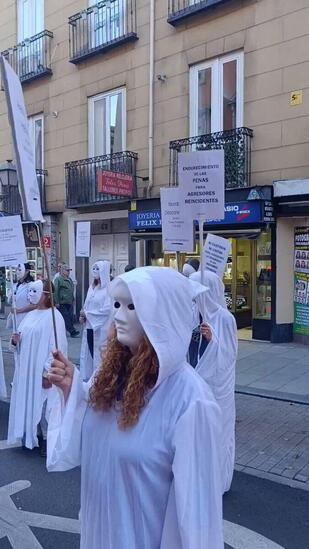 Madrid. Rassemblement contre les féminicides et les infanticides #v @NuriaCSopena
