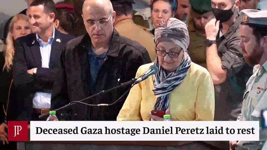 Le Hamas a restitué le corps de Daniel Peretz. Sa grand-mère lui rend hommage lors de ses funérailles: «Un parent ne devrait pas enterrer son enfant, et un grand-parent ne devrait pas enterrer son petit-enfant» #v @Jerusalem_Post