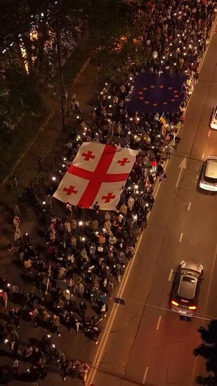 9 mai, Journée de l’Europe. Les Géorgiens marchent pour leur avenir européen à Tbilissi #v @AnnaGvarishvili